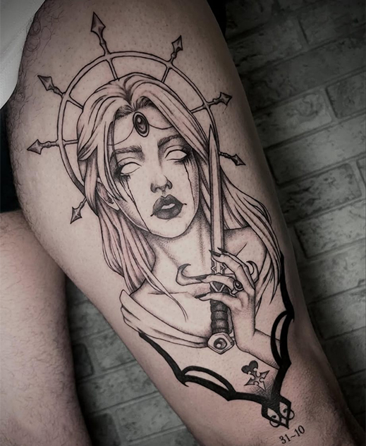 tatuaje de chica con espada