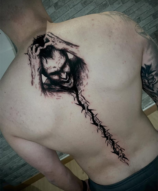 tatuaje de hombre con locura
