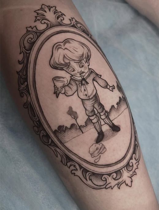 tatuaje de niño en el espejo