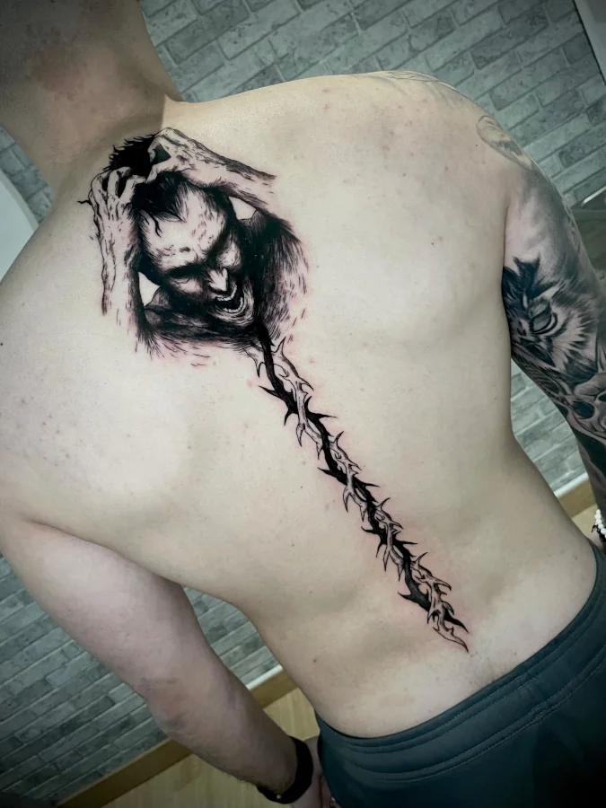 tatuaje de hombre y espinas