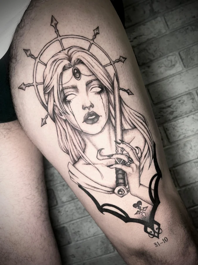 tatuaje de mujer con espada