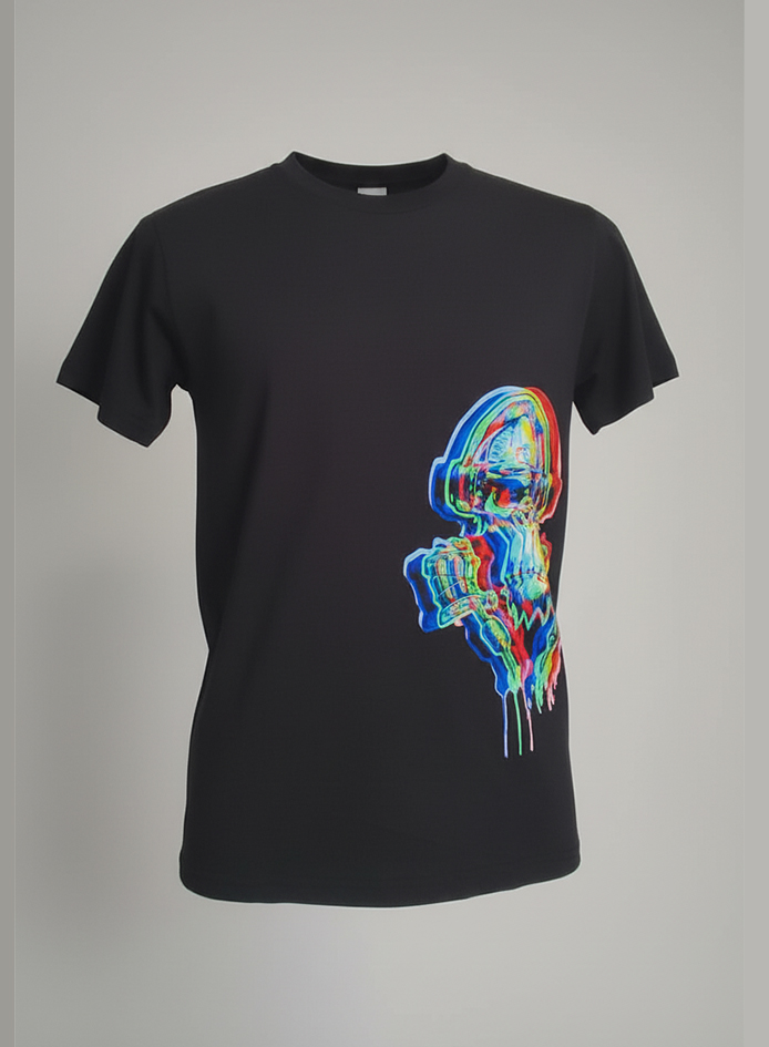 Camiseta negra con logo lateral
