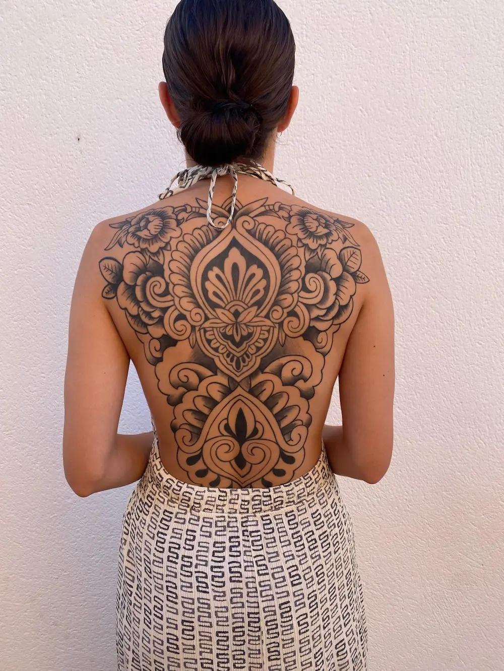 Artista tatuando