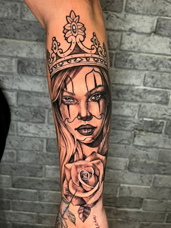 tatuaje de mujer con corona