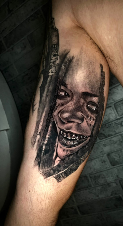 tatuaje de niño con rasta