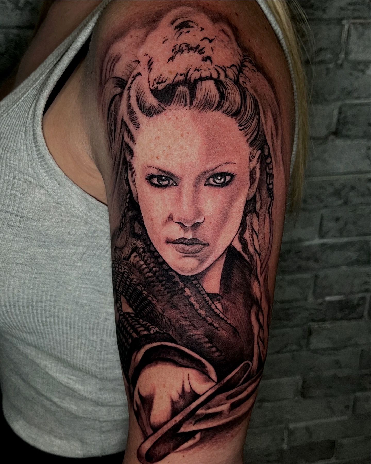 Tatuaje realista - Mujer con casco romano 